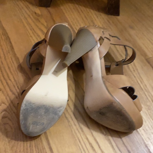 Guess tan leather strappy heels. Size 7 - Picture 4 of 4